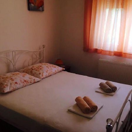 Apartments And Rooms Ognjen - Family Apartments With Free Parking Betina  Zewnętrze zdjęcie