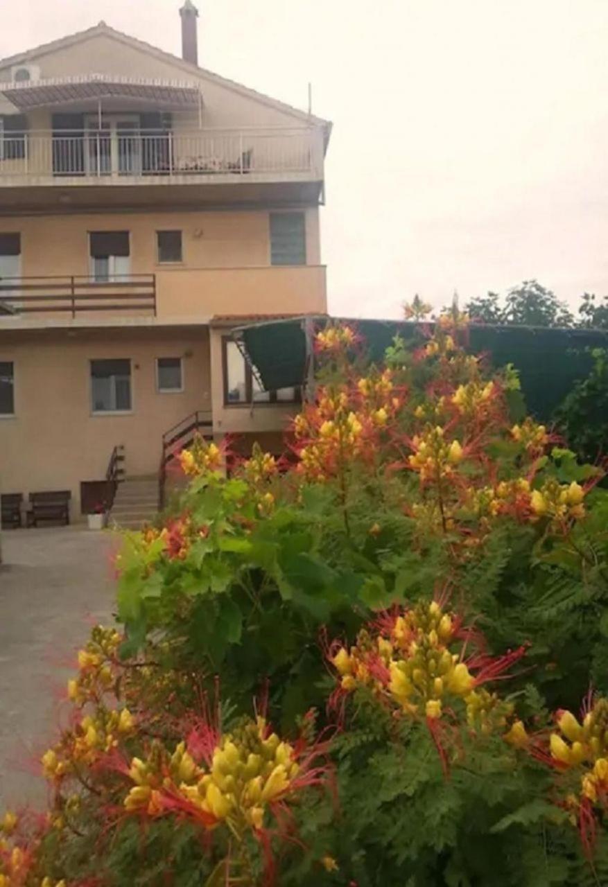 Apartments And Rooms Ognjen - Family Apartments With Free Parking Betina  Zewnętrze zdjęcie