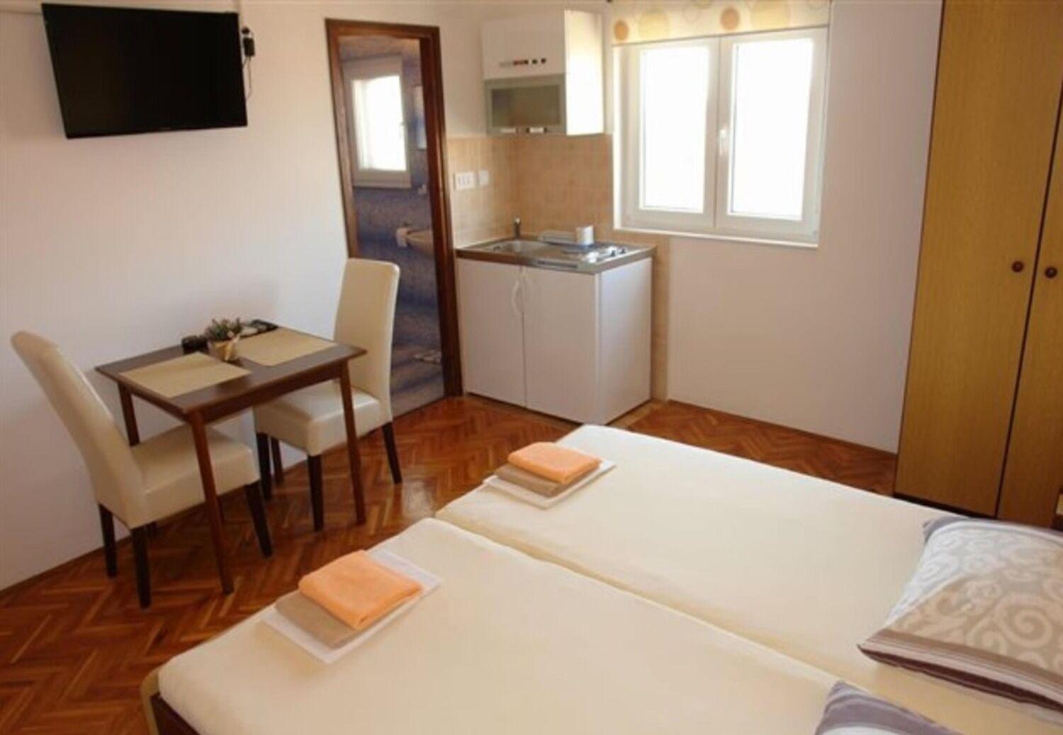 Apartments And Rooms Ognjen - Family Apartments With Free Parking Betina  Zewnętrze zdjęcie